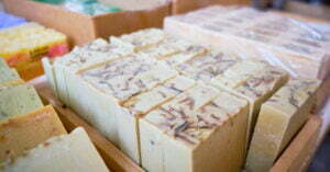 Producentem kosmetyków w teorii może zostać każdy. Prowadzenie tego typu działalności gospodarczej nie wymaga żadnych specjalnych zezwoleń, koncesji ani wpisu do rejestrów działalności regulowanej. Jednakże zarówno sam zakład produkcyjny, jak i wprowadzanie kosmetyków do obrotu podlegają licznym regulacjom prawnym. 